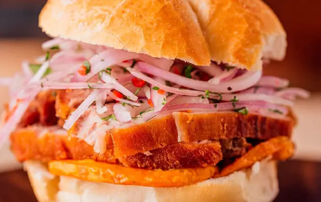 Cuando el pan con chicharrón cruza fronteras: La magia de traducir sabores